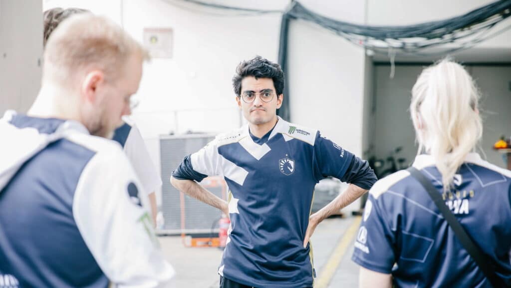 Die Person in der Bildmitte ist Aydin „iNSaNiA“ Sarkoy, ein schwedischer E-Sportspieler und Kapitän des Dota 2-Teams von Team Liquid
