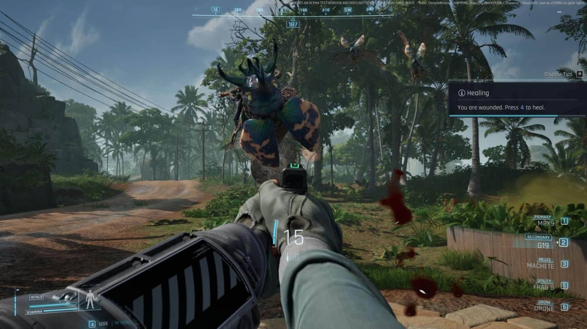 Visão do jogo PUBG em primeira pessoa visando uma criatura gigante parecida com um besouro com asas em uma floresta tropical exuberante