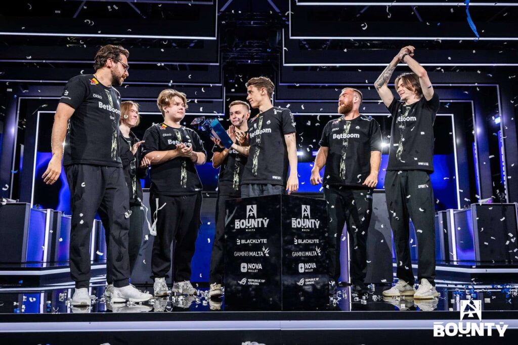 L'immagine mostra la squadra di eSport russa Team Spirit che celebra la vittoria nel torneo. Sono diventati i campioni della stagione 2 di BLAST Bounty Autunno 2025 in Counter-Strike 2