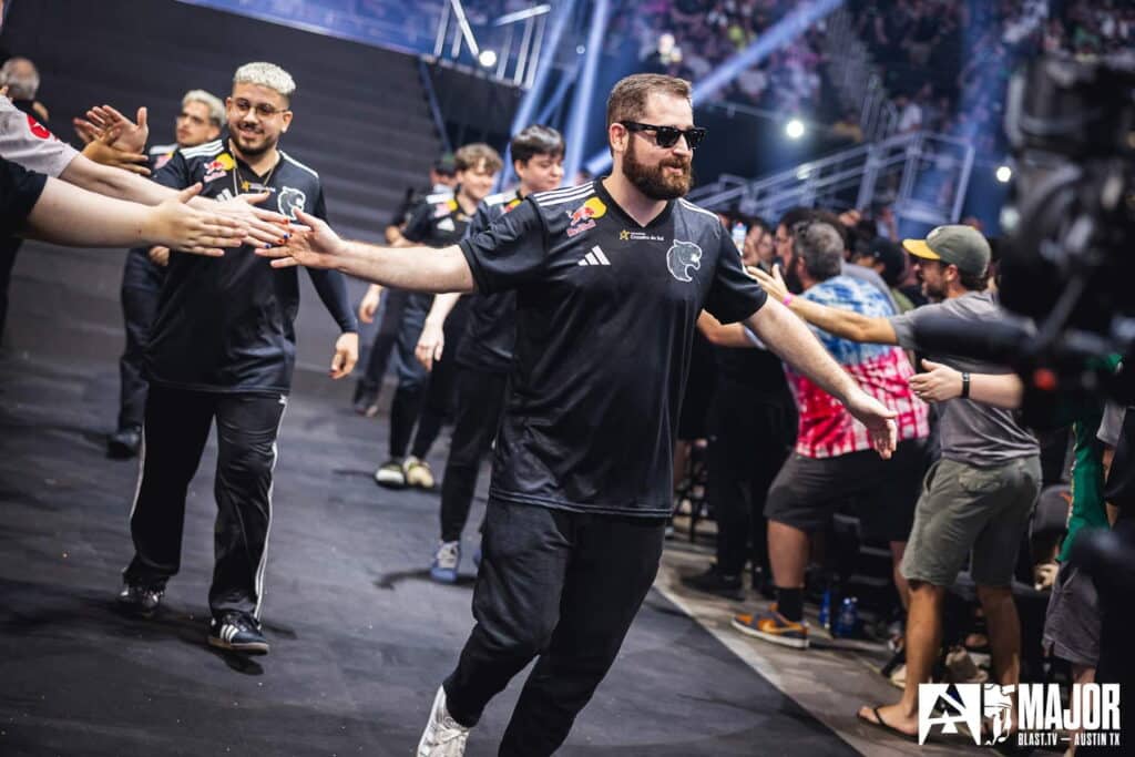 L'immagine mostra Gabriel Toledo, meglio conosciuto con il suo soprannome FalleN. È un famoso giocatore professionista brasiliano di Counter-Strike 2 (CS2) e capitano della squadra FURIA Esports.