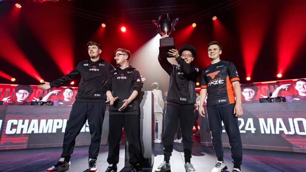 Imagen de Atlanta FaZe levantando el trofeo en el escenario del evento Call of Duty