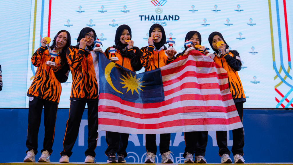 Malaysia posiert mit seinen Goldmedaillen, nachdem es das MLBB-Damenturnier bei den SEA Games 2025 gewonnen hat.