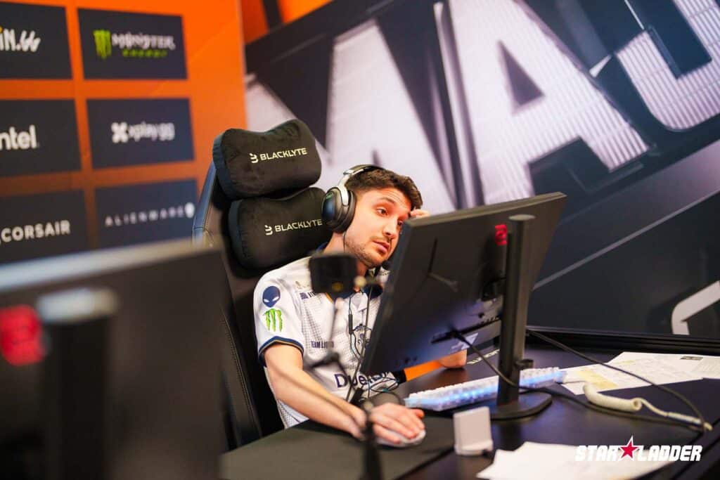 Bild des Team Liquid Counter-Strike-Spielers, der den Kopf neigt, während er beim StarLadder Budapest Major 2025 antritt