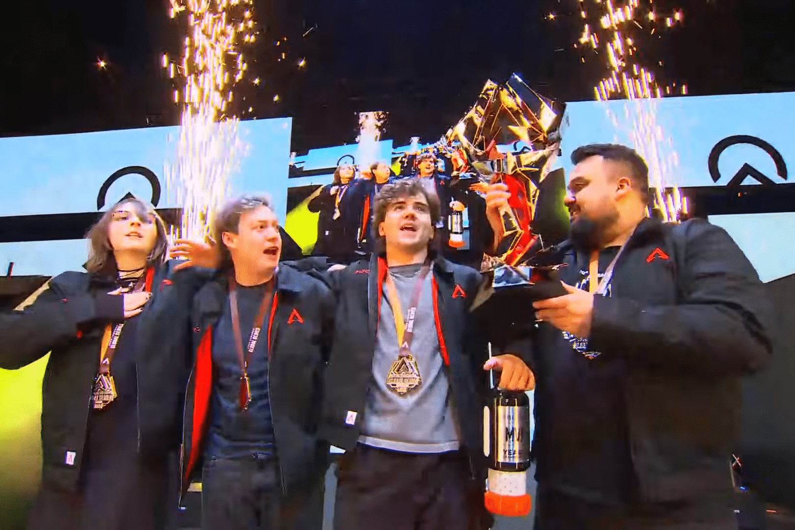 Kader und Trainer der Oblivion Apex Legends feiern auf der ALGS-Year-5-Meisterschaftsbühne in Sappro, Japan, nach dem Sieg im Finale