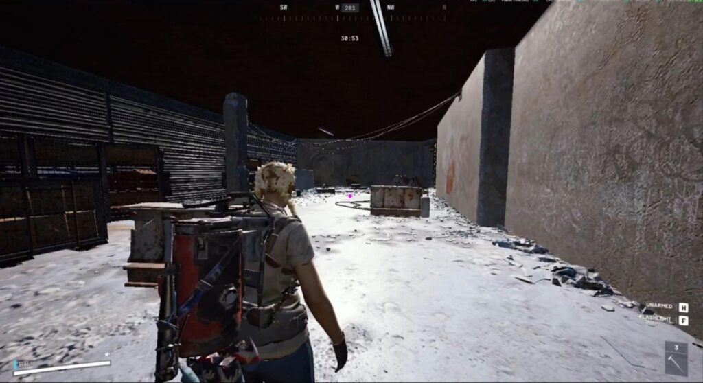 Uma captura de tela do jogo em terceira pessoa do videogame Arc Raiders. A imagem mostra o personagem do jogador com uma mochila grande, visto de trás, parado em uma área industrial escura e pós-apocalíptica.