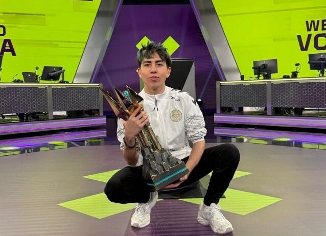 La foto mostra il giocatore di e-sport Mehmet Yiğit. "amantirock" Cizek di BBL Esports con in mano il VCT 2025: il trofeo del vincitore dell'Ascensione EMEA