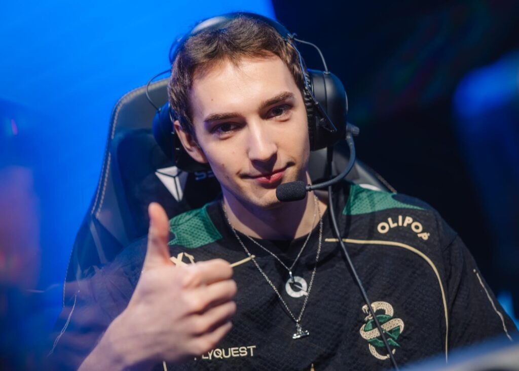 Die Person auf dem Bild ist Alan „Busio“ Tsvaylina, ein professioneller E-Sport-Spieler von League of Legends