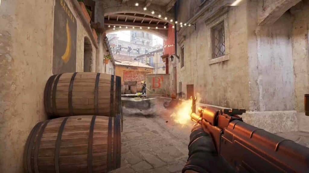 Das Ego-Gameplay von Counter-Strike 2 zeigt einen Spieler, der während eines Wettkampfs eine AK-47 abfeuert