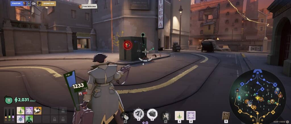 Ein Screenshot aus dem Videospiel Deadlock, der eine Figur aus der Third-Person-Perspektive zeigt, die einen langen grauen Mantel und einen Hut trägt, in einer städtischen Straßenkartenumgebung