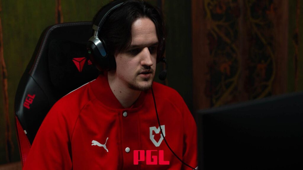 Crystallis tritt auf der Bühne eines großen Dota 2 LAN-Events an und hebt den MOUZ-Carry-Spieler hervor, den man bei ESL One Birmingham 2026 im Auge behalten sollte.