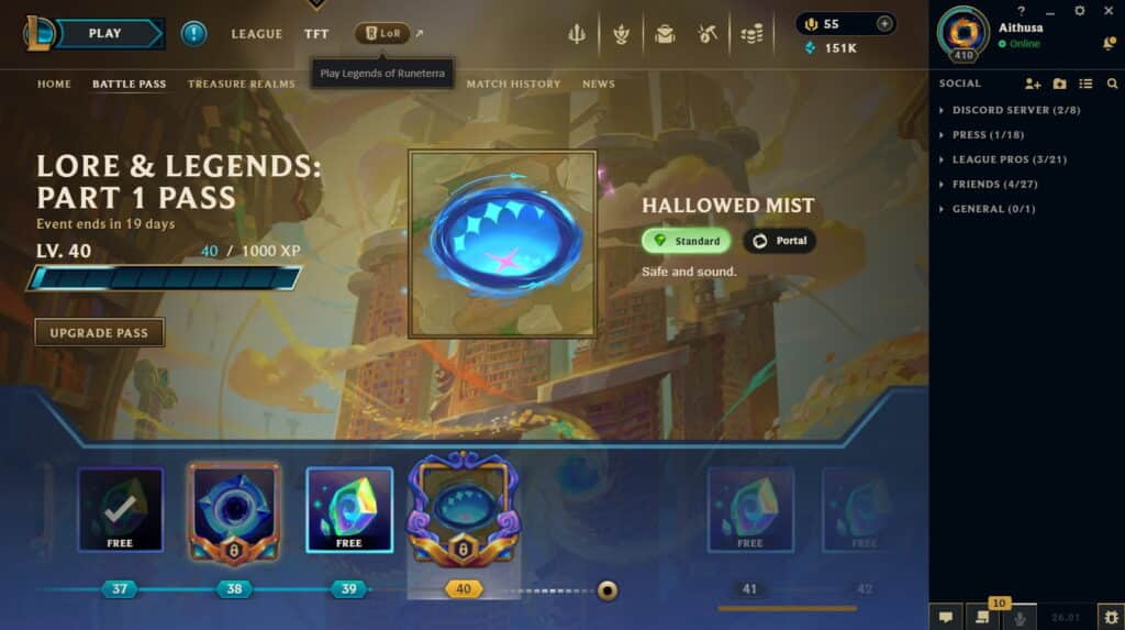 Ein Screenshot der Hauptseite des Riot Games-Clients für das „Lore & Legends: Part 1 Pass“-Event, der den Levelfortschritt des Spielers, verschiedene freischaltbare Belohnungen wie den „Hallowed Mist“-Gegenstand und soziale Panel-Optionen zeigt