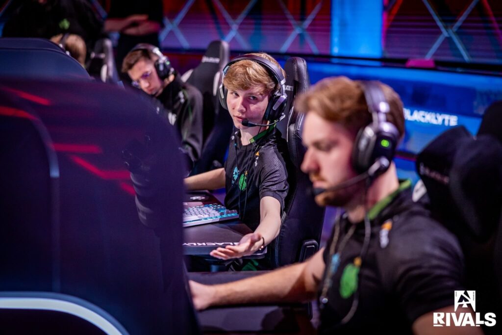 Professionelle Counter-Strike-Spieler treten auf der FACEIT-Plattform während eines hochrangigen E-Sport-Matches gegeneinander an