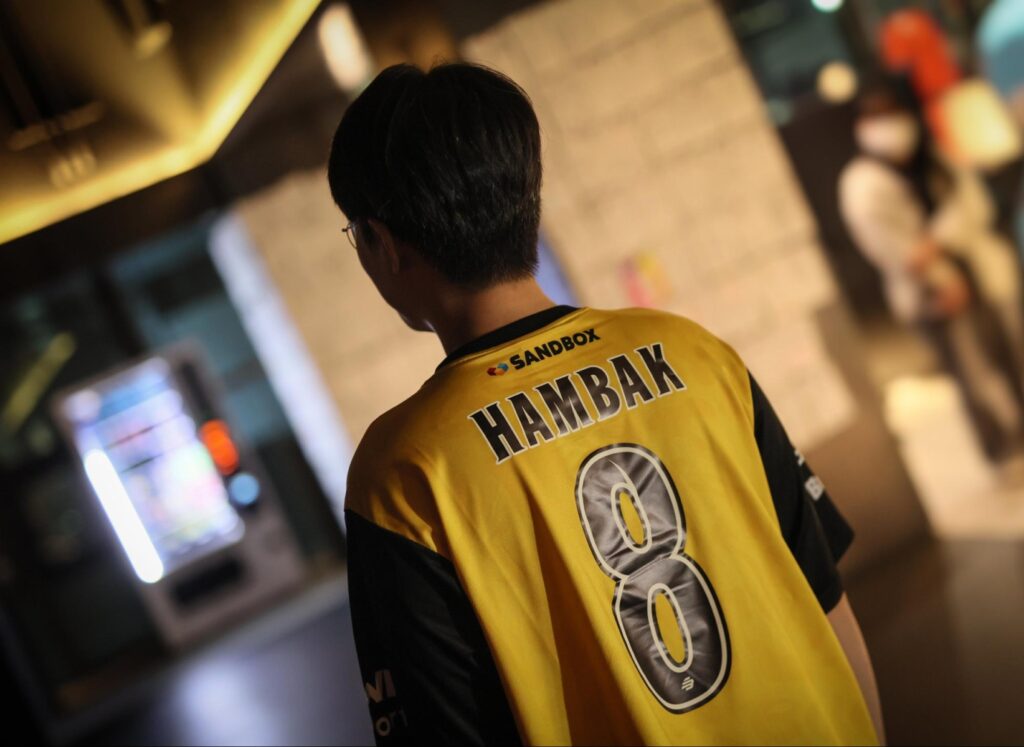 Die Person auf dem Bild ist der professionelle League of Legends-Spieler Ham Yu-jin, besser bekannt unter seinem In-Game-Namen HamBak