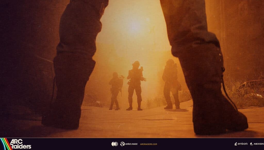 Dieses Bild ist ein Werbe-Screenshot für das Online-Multiplayer-Spiel ARC Raiders. Die Szene ist aus einer beeindruckenden Tiefwinkelperspektive komponiert und positioniert den Betrachter zwischen den großen, dunklen Silhouetten zweier Figuren im unmittelbaren Vordergrund, deren schwere Stiefel die unteren Ecken des Bildes dominieren