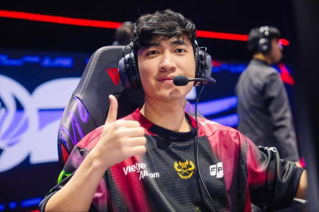 Đỗ Duy Khánh „Levi“ zeigt in seinem rot-schwarzen GAM Esports-Trikot mit einem Headset einen Daumen nach oben