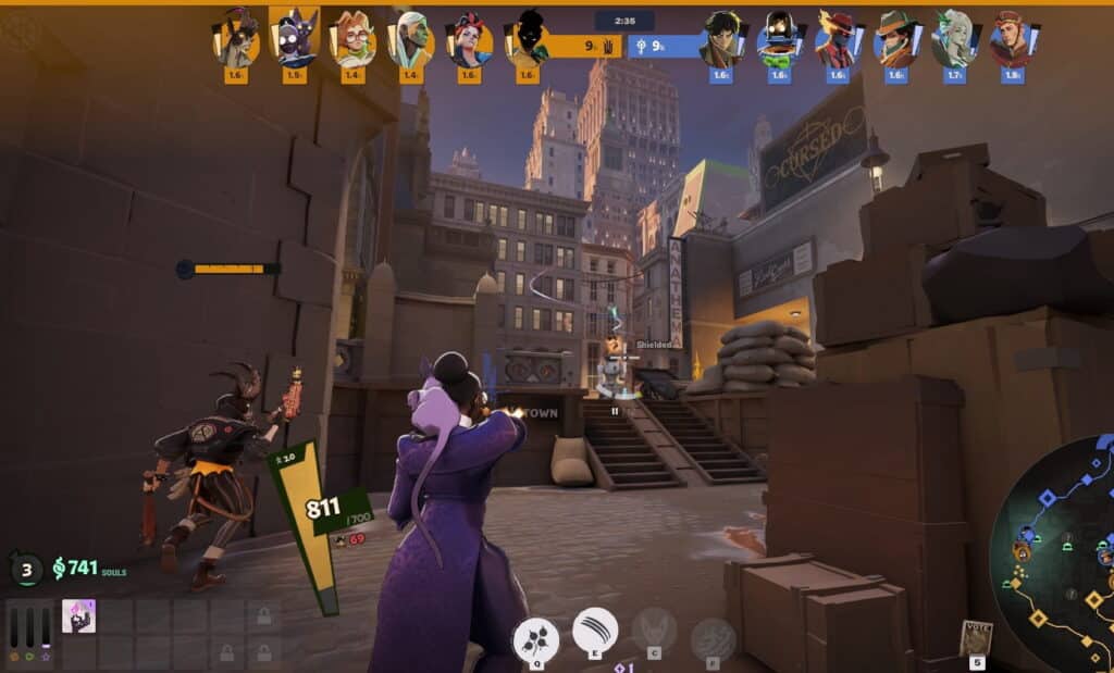 Ein Screenshot aus dem Videospiel Deadlock, der eine Figur in einem lila Mantel aus der Third-Person-Perspektive in einer städtischen Kartenumgebung zeigt