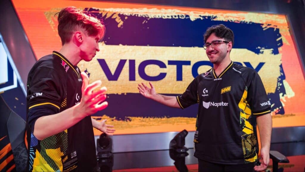 La imagen muestra a jugadores de la organización de deportes electrónicos Natus Vincere (NAVI) celebrando una victoria en un torneo importante.