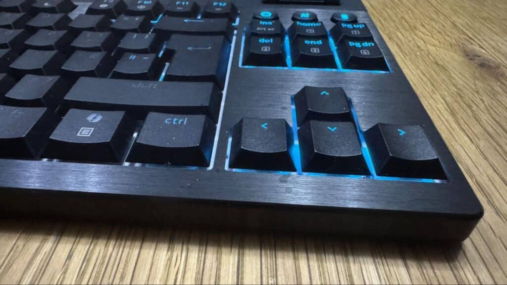 Teclado bajo Razer BlackWidow V4