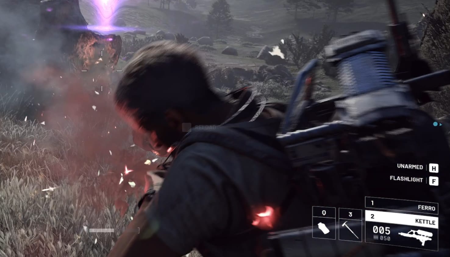 Das Bild zeigt das Gameplay des Multiplayer-Survival-Shooters ARC Raiders. Der Spieler verwendet zwei Waffen: das Ferro-Gewehr und das Kettle-Automatikgewehr