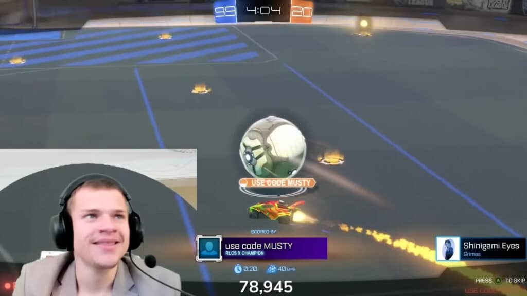Uno screenshot di un live streaming di Rocket League con filmati di gioco, statistiche di gioco e nomi di squadre come "usa il codice MUSTY" E "Shinigami Grimes occhi"e un video immagine nell'immagine di un uomo sorridente con le cuffie nell'angolo in basso a sinistra