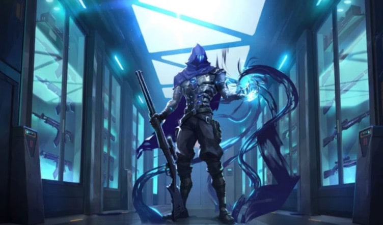 Eine Illustration des Valorant-Charakters Omen, einer dunklen Gestalt mit Kapuze und leuchtend blauen Augen, die in einer futuristischen Waffenkammer steht