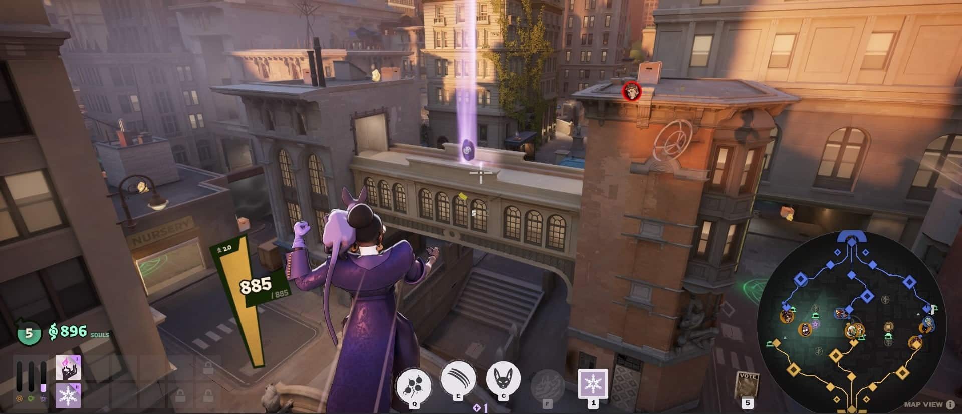 Ein Screenshot aus dem Videospiel Deadlock, der eine Third-Person-Ansicht des Charakters in einem lila Mantel auf einer städtischen Karte mit mehreren Ebenen zeigt