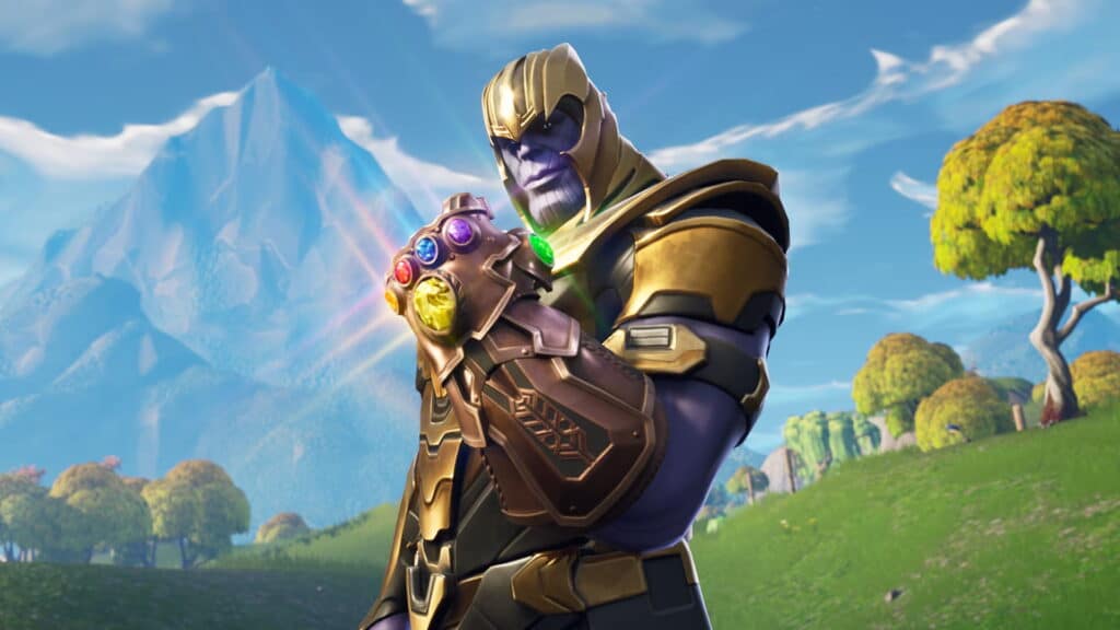 Ein Werbebild für das Spiel Fortnite, das den Charakter Thanos in seiner goldenen Rüstung und dem fertigen Infinity Gauntlet (mit allen sechs Infinity Stones) zeigt, vor dem Hintergrund der stilisierten, sonnigen Landschaft des Spiels mit grünen Hügeln und Bergen
