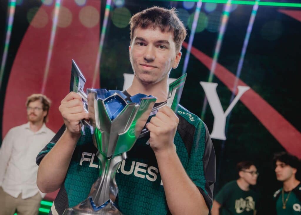 Die Person auf dem Bild ist ein professioneller League of Legends-Spieler, besser bekannt unter seinem In-Game-Namen Gakgos. Er spielt die oberste Lane-Position für das Team FlyQuest