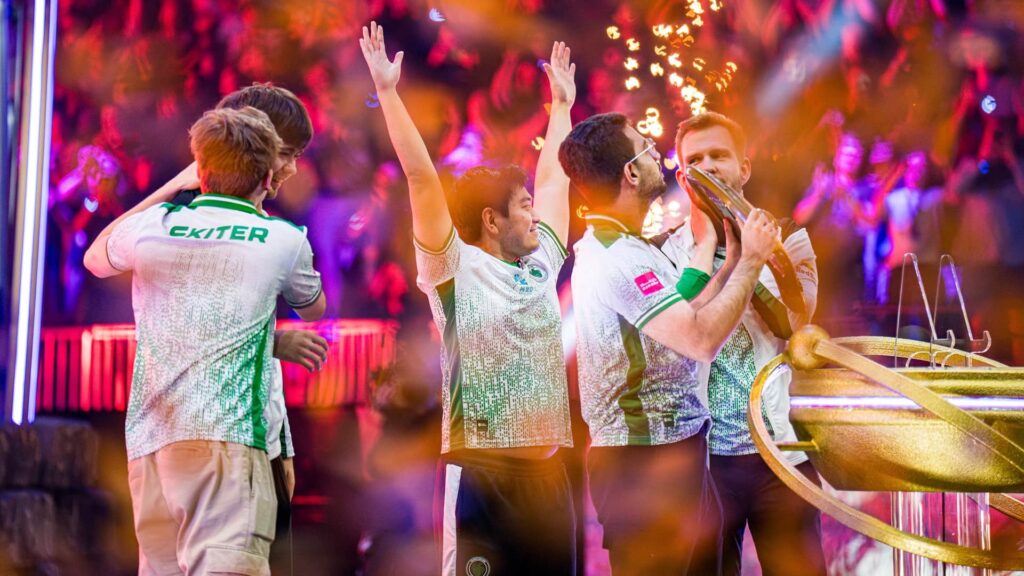 Team Falcons em palco com troféu