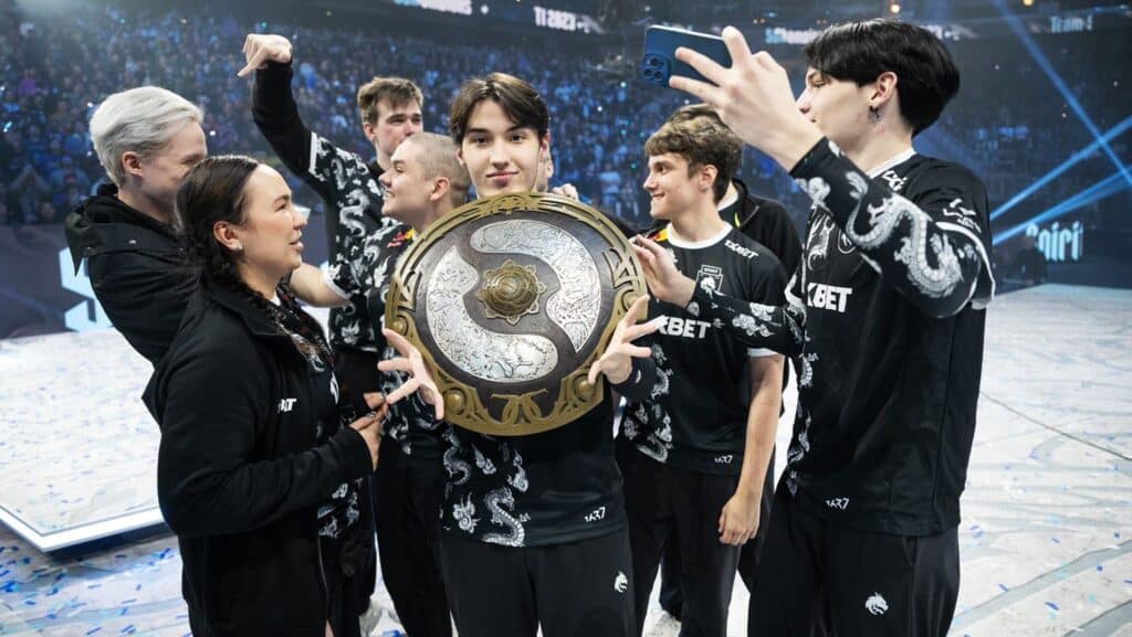 Espírito de equipe com troféu