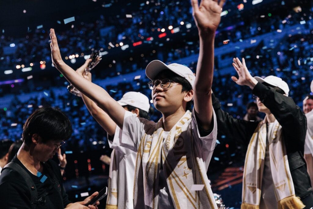 Der professionelle eSport-Spieler Doran (Choi Hyeon-jun) vom Team T1 hebt feierlich die Hände, nachdem er die League of Legends-Weltmeisterschaft gewonnen hat