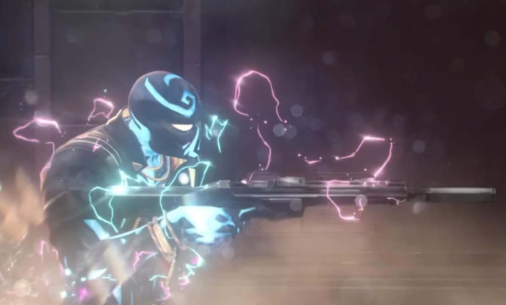 Eine Illustration des Valorant-Charakters Veto, einer dunklen Gestalt mit Kapuze und leuchtend blauen Augen, die ein Gewehr hält und von wirbelnden rosa und blauen Energieeffekten umgeben ist