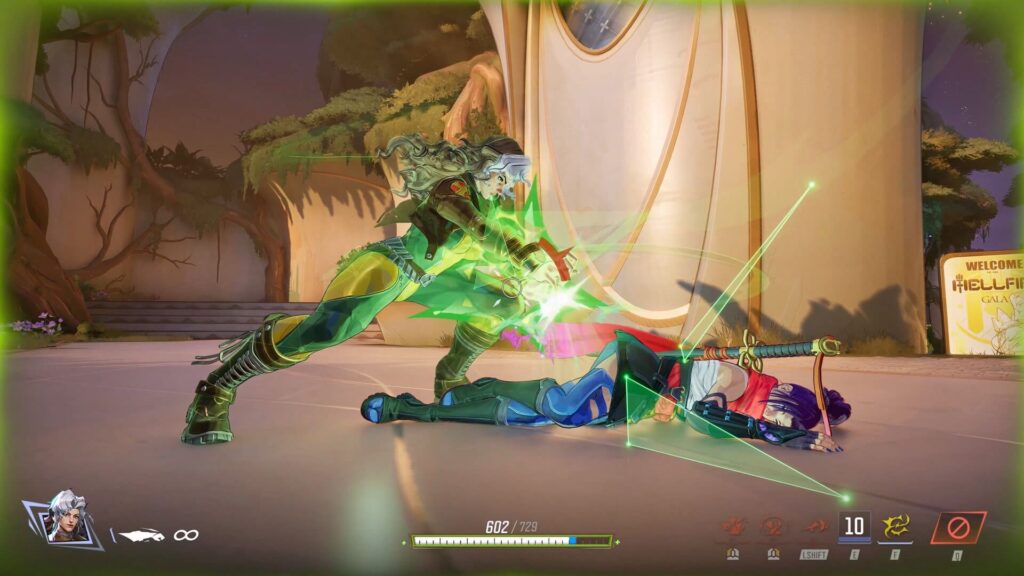 Das Bild zeigt das Gameplay des teambasierten PvP-Shooters Marvel Rivals. Der Screenshot zeigt Rogue (die Figur im grün-gelben Kostüm), wie sie ihre Energieabsorptionsfähigkeiten gegen einen am Boden liegenden Gegner auf der Karte „Hellfire Gala: Krakoa“ einsetzt