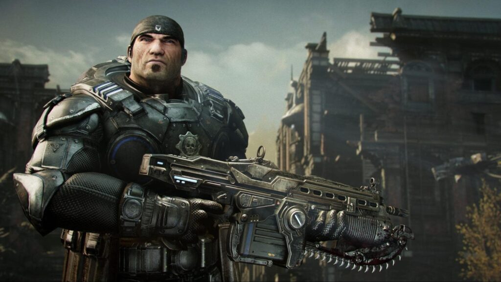Marcus Fenix in schwerer futuristischer Rüstung, mit schwarzer Mütze und einem großen Sturmgewehr mit Kettensägenbajonett