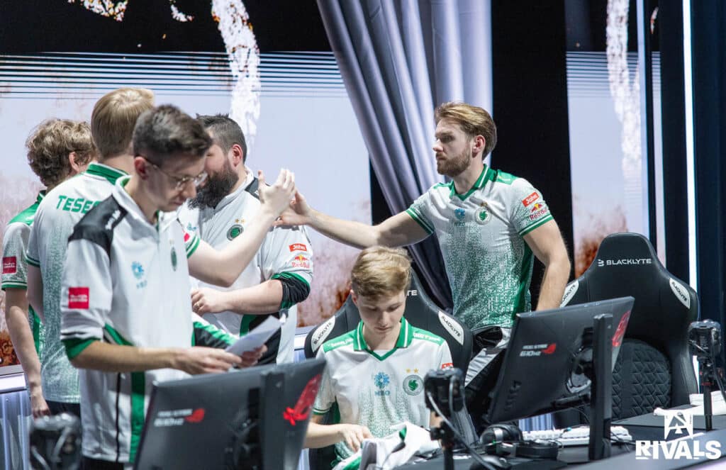 Imagen del equipo Team Falcons Counter-Strike 2 celebrando al subir al escenario en BLAST Rivals Fall 2025