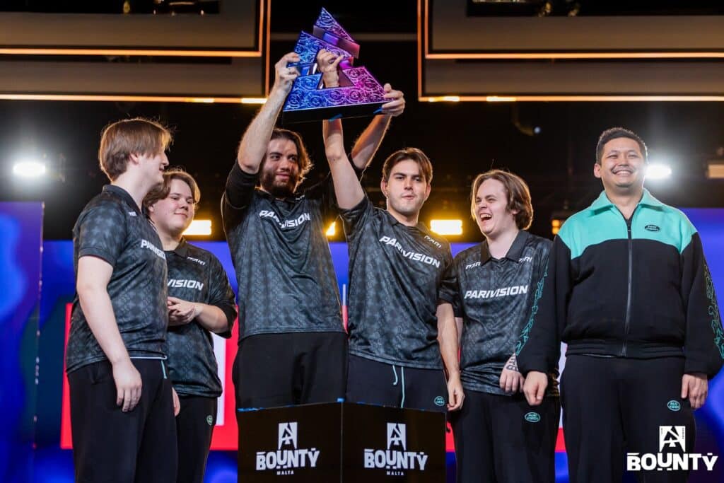 Immagine del team Parivision Counter-Strike 2 che solleva il trofeo BLAST Bounty