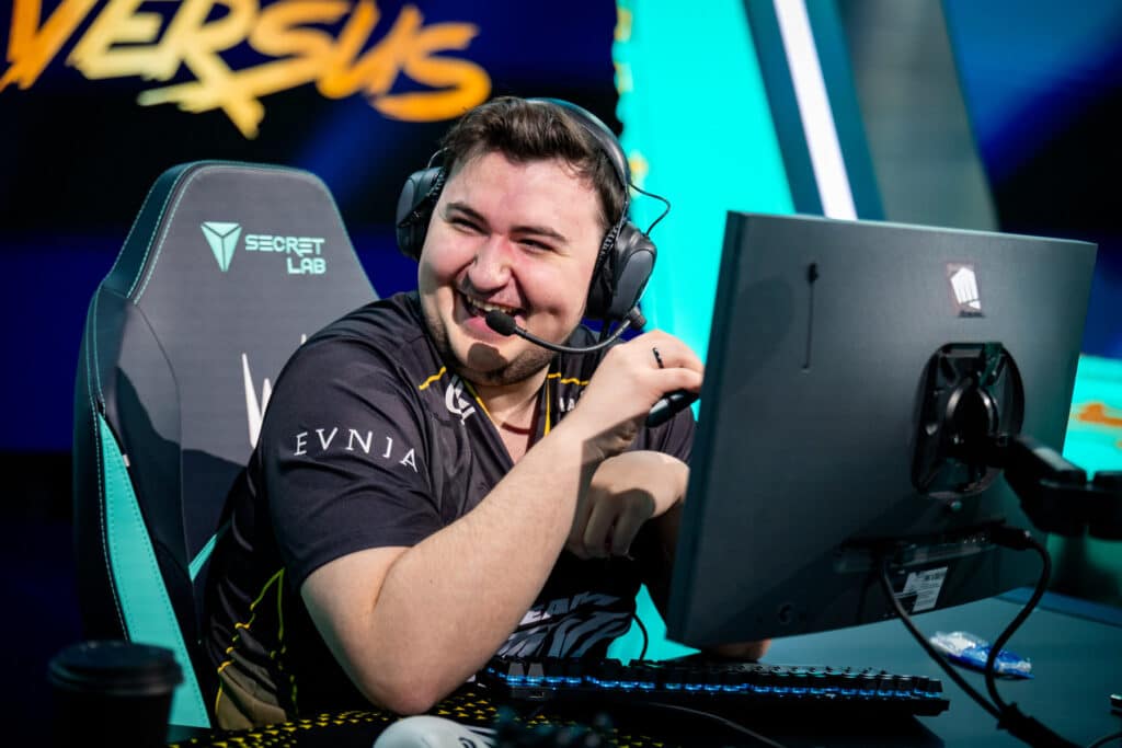 LEC VErsus Team Vitality Fleshy lächelt auf der Bühne.