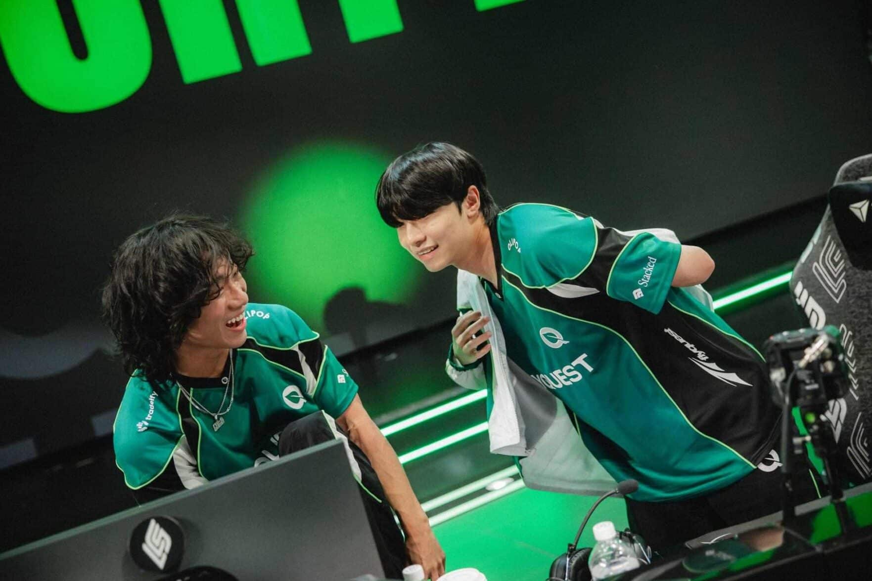 FlyQuest-Spieler Gryffinn und Teamkollegen lachen und reden zwischen den Spielen auf der Bühne und unterstreichen die selbstbewusste und über den Erwartungen liegende Leistung des Teams im LCS 2026 Lock-In.