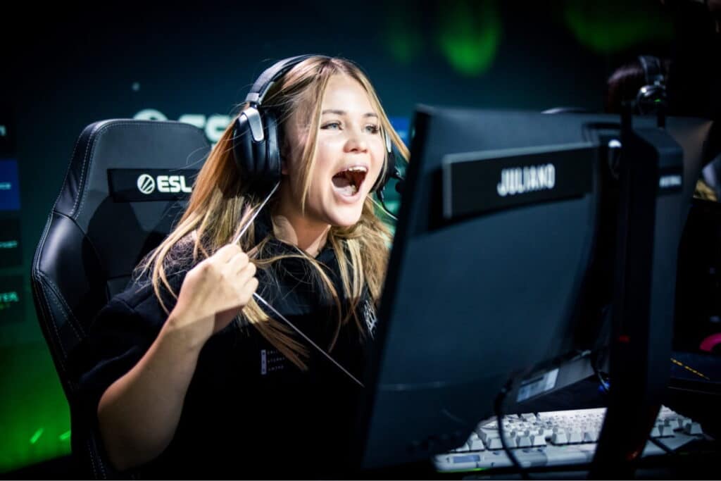 Dieses Bild ist eine Actionaufnahme der professionellen Counter-Strike 2 (CS2)-Spielerin Julia "Juliano" Kiran bei einem Live-E-Sport-Event, wahrscheinlich den ESL Impact League Season 6 Finals oder einem ähnlichen Turnier