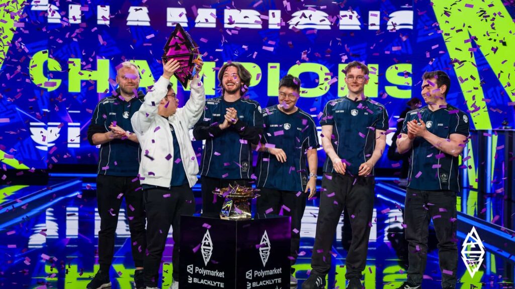 Los jugadores de Team Liquid levantan el trofeo BLAST Slam VI en el escenario tras ganar la final de Dota 2
