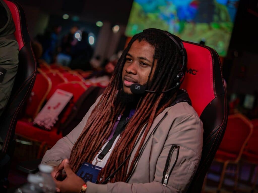 Der britische Tekken-Profispieler K-Wiss sitzt an einem Turnieraufbau, der als Hwoarang-Main bekannt ist, und gibt Feedback zu Tekken 8 Staffel 3-Ranglisten- und Matchmaking-Änderungen.