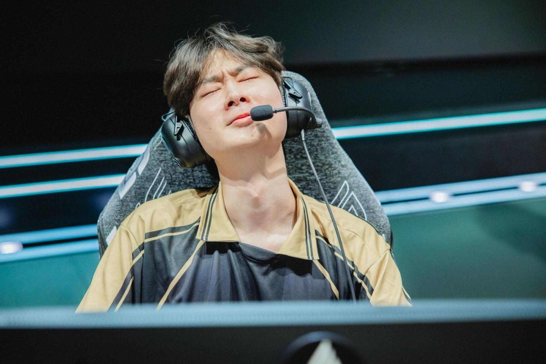 LYON-Spieler reagieren auf der Bühne während einer schwierigen Serie beim LCS 2026 Lock-In, was auf verpasste Gelegenheiten und inkonsistente Teamkoordination zurückzuführen ist.