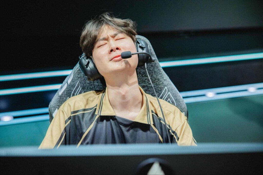 LYON players react on stage during a difficult series at LCS 2026 Lock-In, reflecting missed opportunities and inconsistent team coordination.