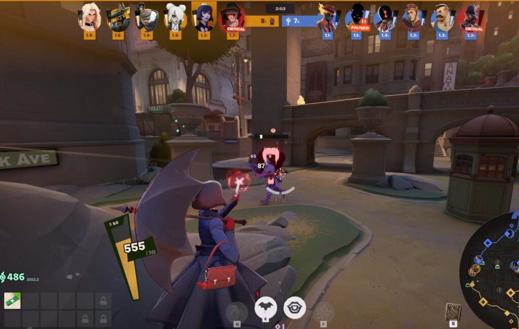 Mina Ha belästigt einen Feind während der Laning-Phase in Deadlock, indem sie Love Bites einsetzt, um Geisterschaden zu verursachen, während sie sicher aus der Distanz zustößt.