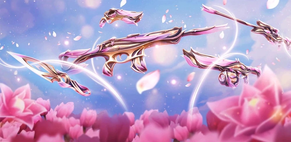 Ein Bild der Waffen-Skins der Mystbloom Collection aus dem Spiel Valorant, mit mehreren eleganten, rosa-goldenen Schusswaffen mit Blumenmotiv und einer Nahkampfwaffe im Kunai-Stil vor einem hellen, wolkigen Himmel mit rosa Blütenblättern