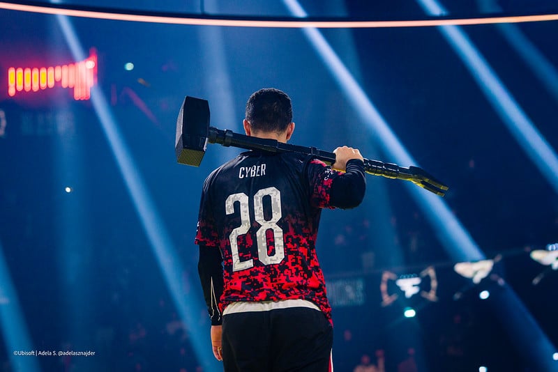 FaZe Clan Rainbow Six Siege Cyber pro player solleva il trofeo del Six Invitational 2026 a Parigi