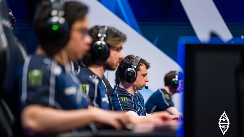 Los jugadores de Team Liquid se concentran en sus computadoras durante un partido de Dota 2 en BLAST Slam VI