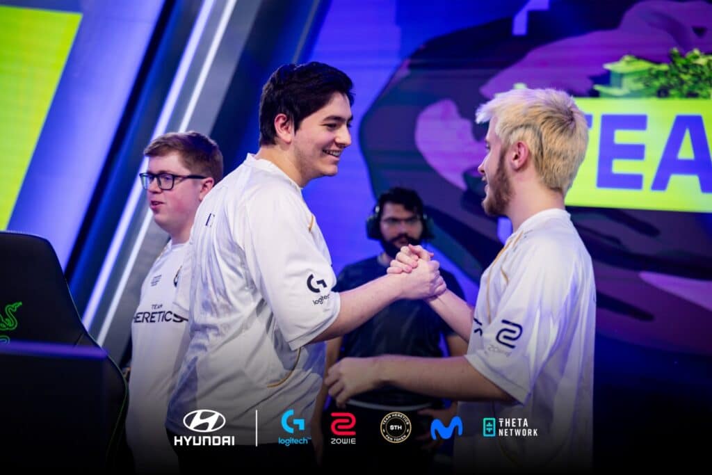 Il Team Heretics all'inizio del VCT EMEA 2026