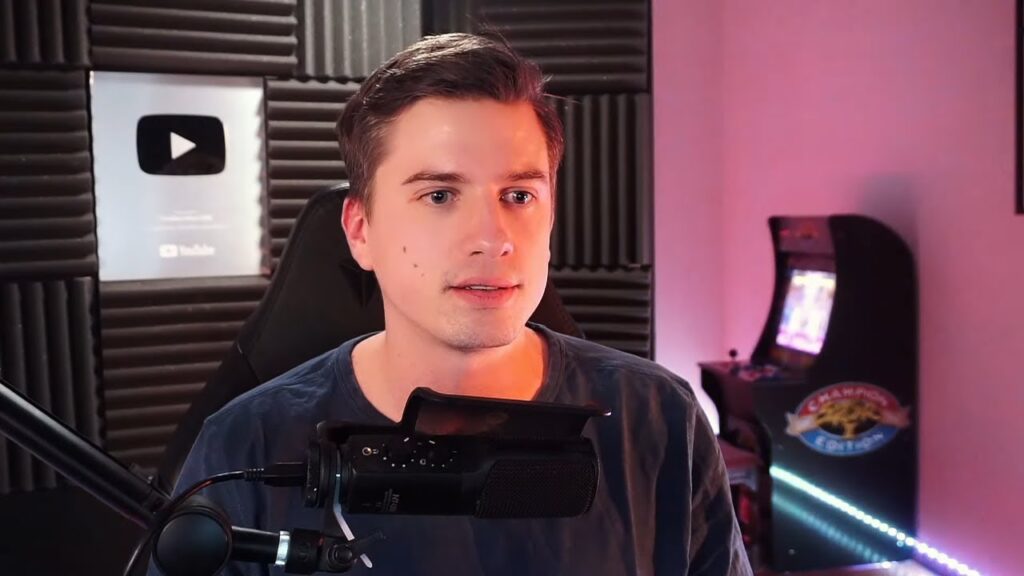 Der einflussreiche Tekken-Spieler TheMainManSwe streamt aus seinem Studio und diskutiert über Balanceprobleme in Staffel 3 von Tekken 8, Fehler im Ranglistensystem und die Heat-Mechanik.