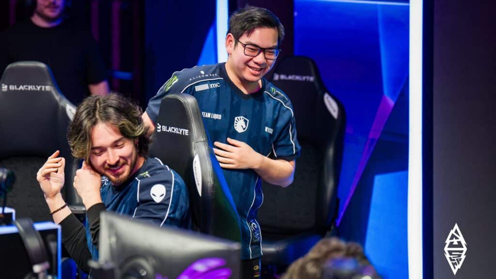 Los jugadores de Team Liquid sonríen en la mesa durante un partido de Dota 2 en BLAST Slam VI